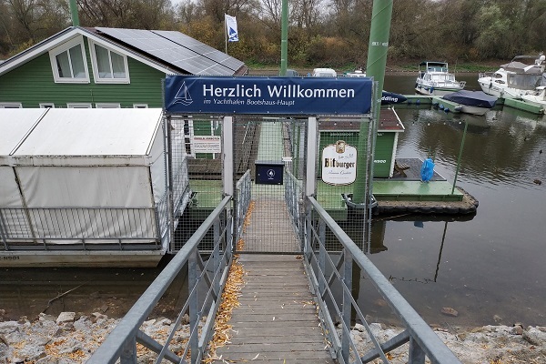 Bootshaus Haupt: Schwimmanleger bei Niedrigwasser