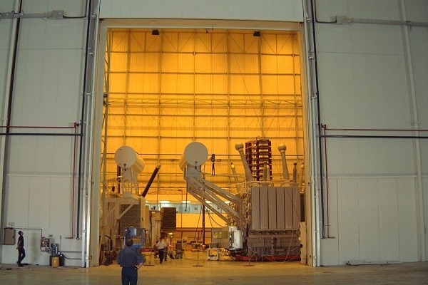 DICTATOR Española automatisiert ein Teleskophubtor mit 7500 kg, 14 m x 11,2 m.