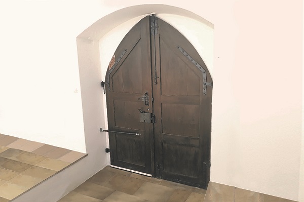Ferme-porte DIREKT sur porte gothique ogivale