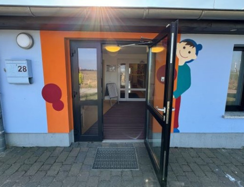 Le limiteur d’ouverture veille sur la porte d’entrée du jardin d’enfants