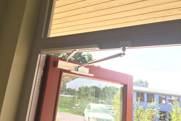 Amortisseur-limiteur d'ouverture avec ferme-portes dans une école