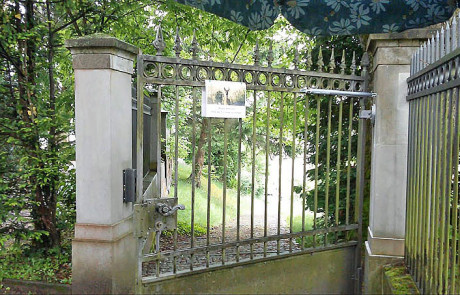 Ferme-porte DIREKT sur porte d'un cimetière