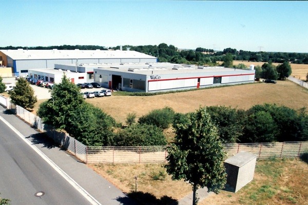 1996 der linke Bereich mit dem Bürogebäude, 2000 die rechte Produktionshalle.
